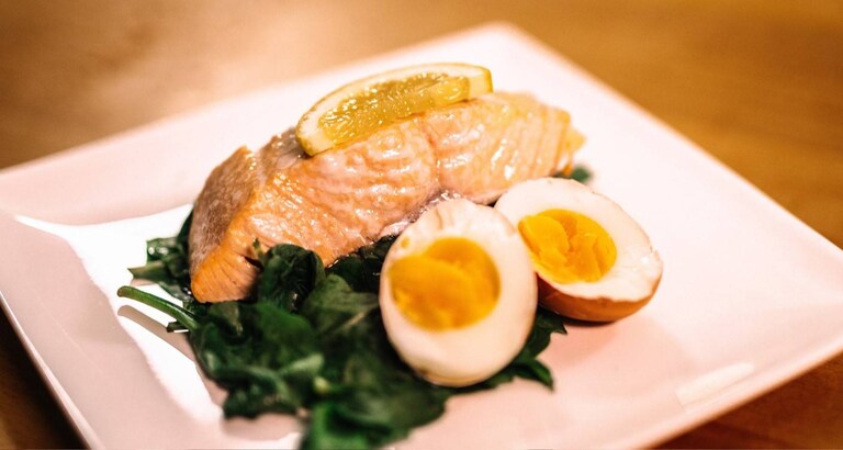 Gepocheerde zalm met spinazie en groene asperges