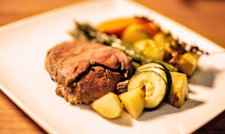 Lamsbout met rozemarijnjus, asperges en aardappels