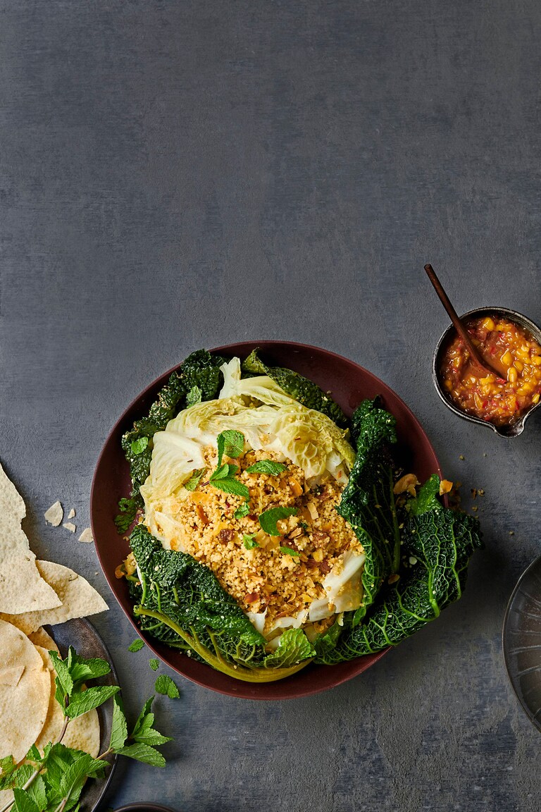 Savooiekool gevuld met couscous, rozijnen, amandelen & mangochutney