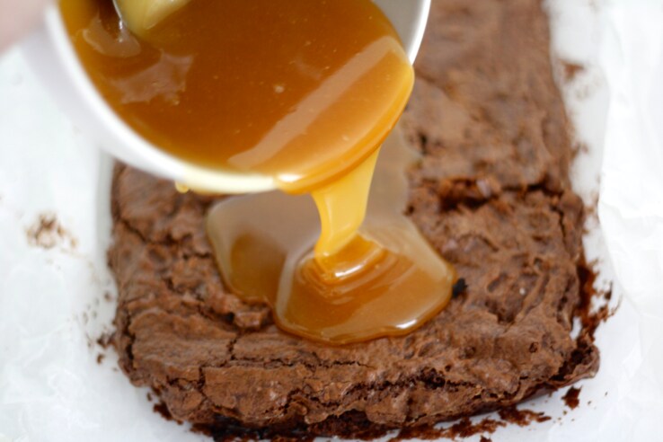Caramelsalted brownie met vanille-ijs