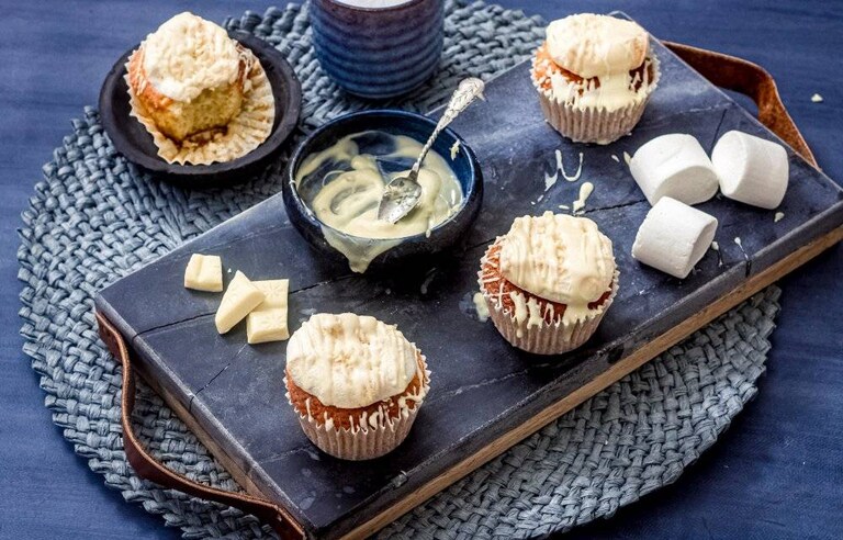 Witte chocoladecakejes met marshmallow topping