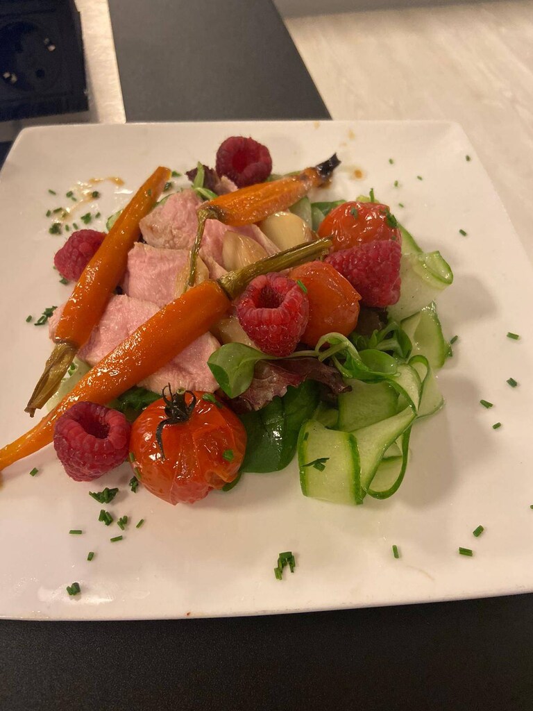 Salade van kalfslende met gepofte knoflook en geroosterde bospeen 