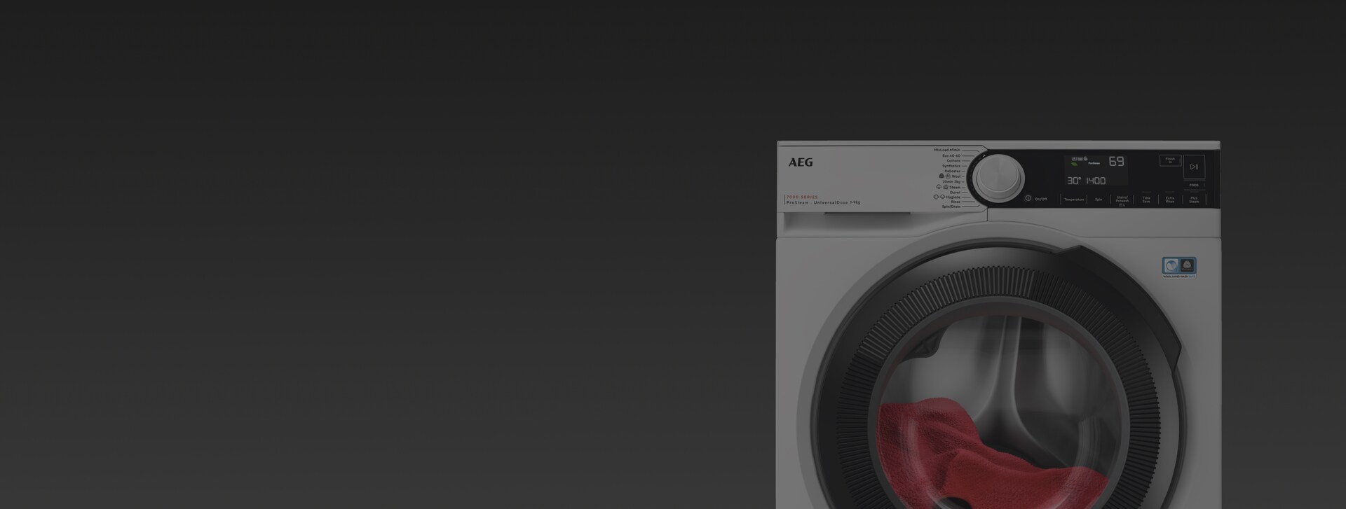 Een zwarte achtergrond waarin een AEG wasmachine zichtbaar is met kleding in de trommel.