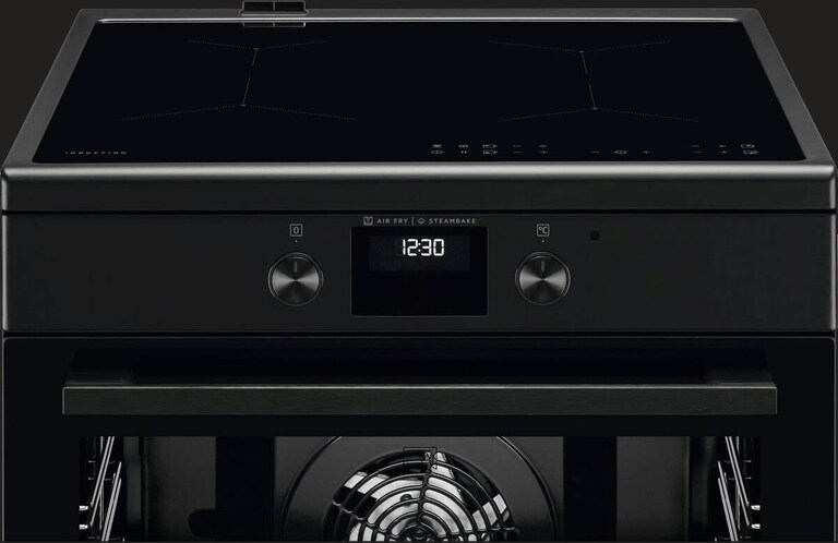 AEG-fornuis tegen een grijze achtergrond.