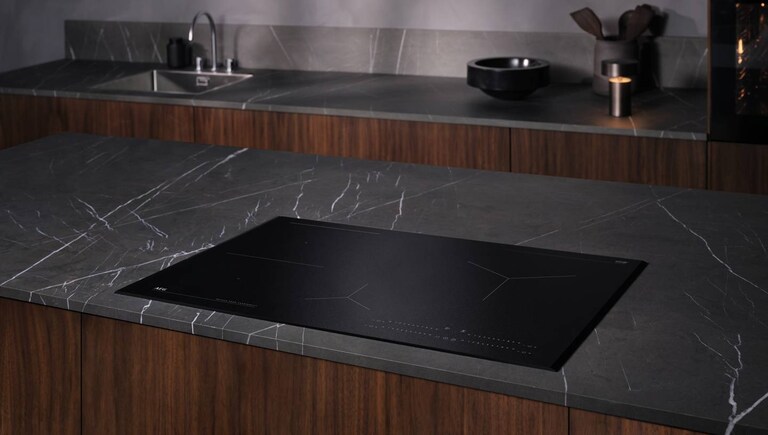 Een ingebouwde AEG inductiekookplaat in een keukeneiland.