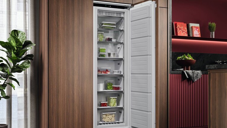 Een grote AEG ingebouwde vriezer met 7 lades