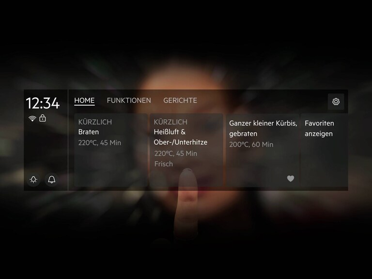 Vrouw met display van een oven in beeld