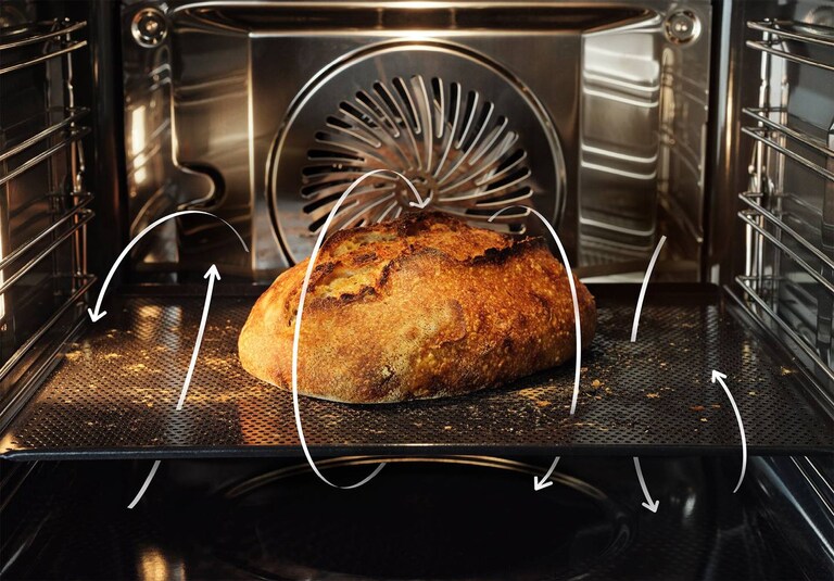 Brood op een patisserie plaat met lucht en vocht circulatie