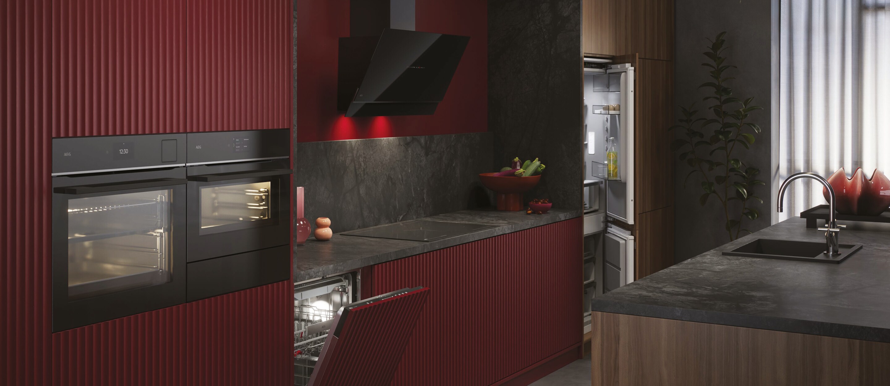 Een bordeaux rode keuken met diverse AEG inbouwkeukenapparaten.